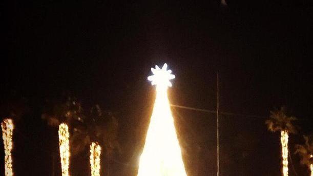 Albero di Natale acceso e si moltiplicano le iniziative solidali