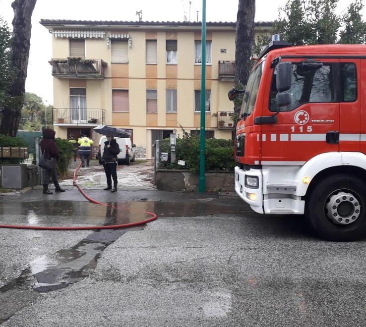 La casa è una piscina famiglia costretta a dormire in auto col figlio undicenne 