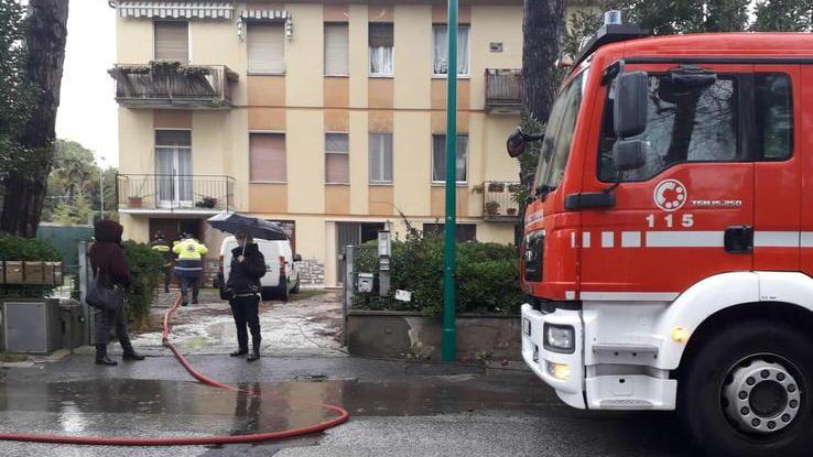 La casa è una piscina famiglia costretta a dormire in auto col figlio undicenne