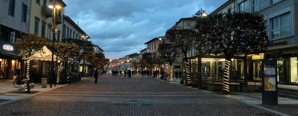 Si accende la luminaria ma in centro poca gente 