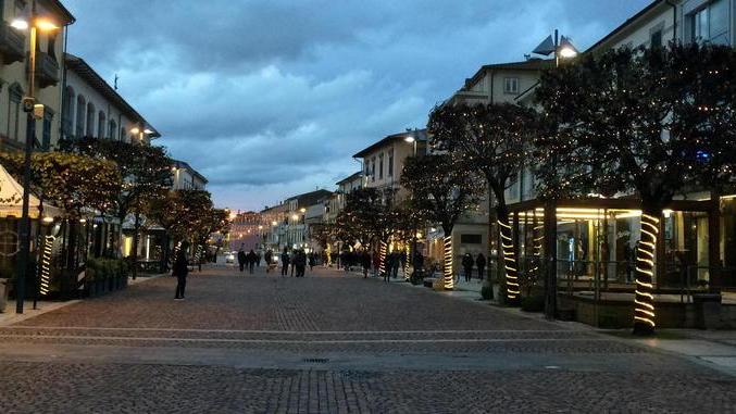Si accende la luminaria ma in centro poca gente