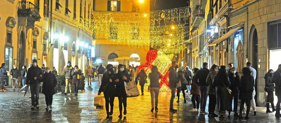 Luminaria accesa e tanta gente in strada 
