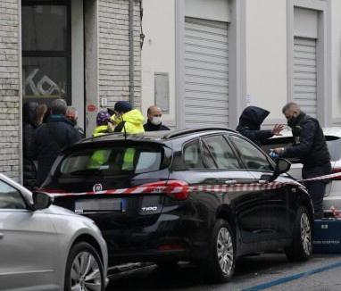 Trovato morto davanti a un negozio in centro 