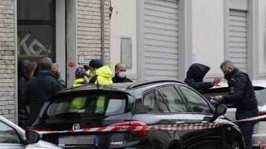 Trovato morto davanti a un negozio in centro