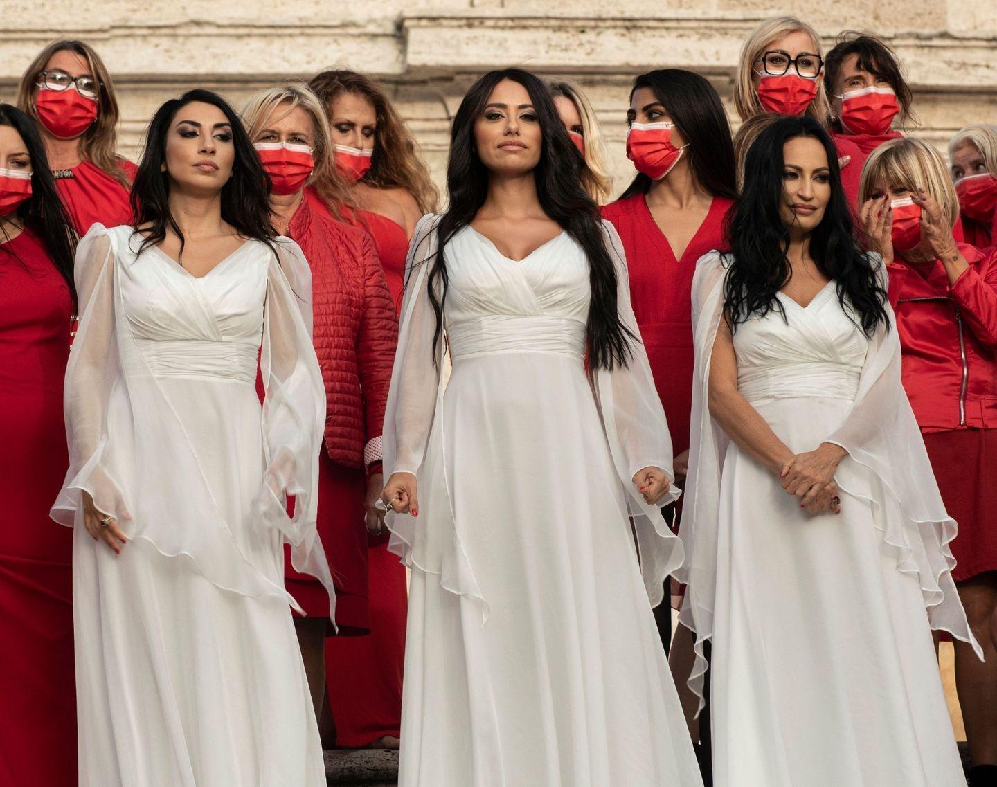 Mara Tanchis con le altre cantanti del trio Appassionante: Giorgia Villa e Stefania Francabandiera