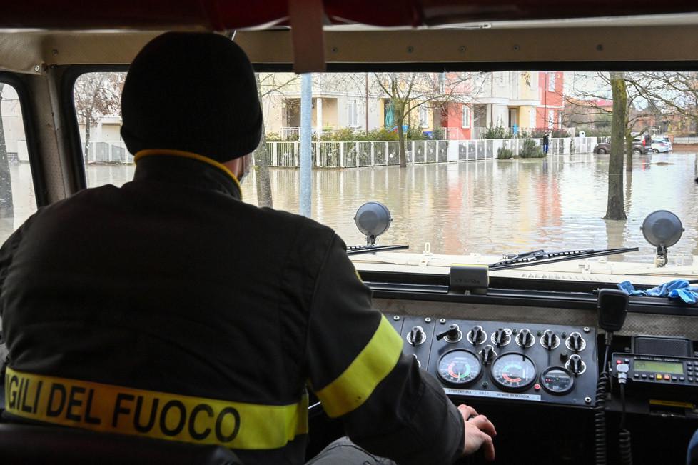 Ancora maltempo, fiumi monitorati. Da mezzanotte allerta da arancione a gialla A Nonantola, oltre 300 volontari per le operazioni di pulizia. Scuola chiusa fino al 12 dicembre - Riaperta la Nonantolana