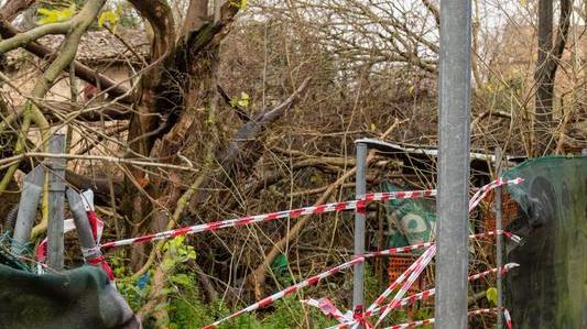 Incendio tra le baracche nel sottomura di Baluardi a Ferrara