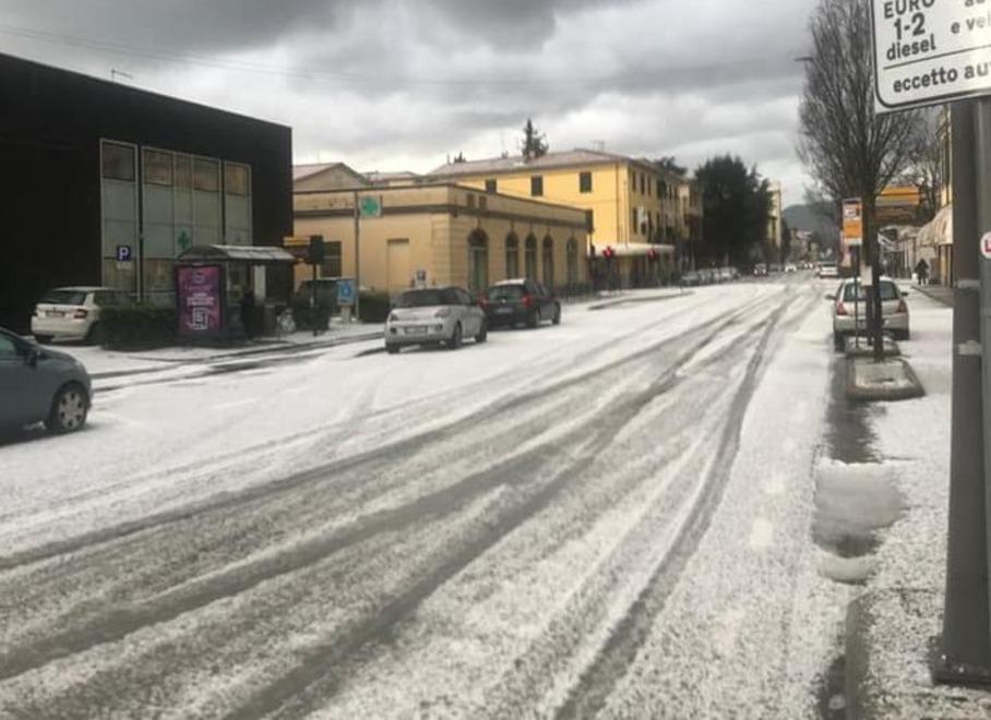 La grandine imbianca le strade di Lucca: a Gallicano allagato un asilo nido 