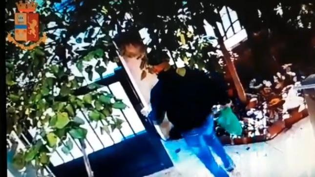 Uno dei ladri ripreso da una telecamere di sorveglianza