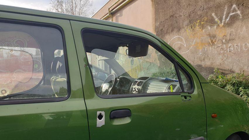 Un'auto danneggiata nel parcheggio di via Terreni
