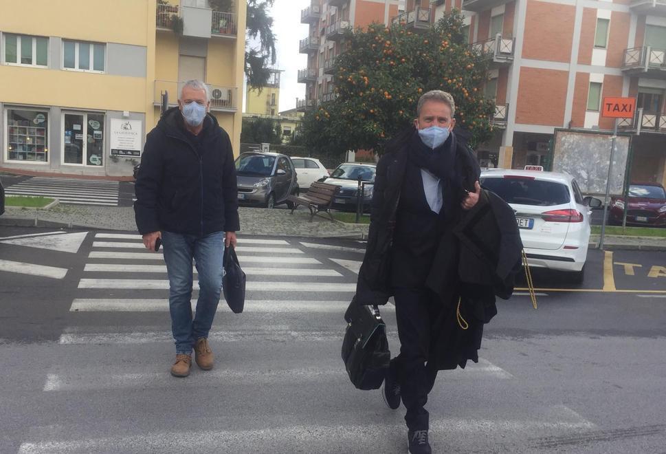 Benedetti, l’accusa: aver chiesto di far assumere due persone. Lui nega e non si dimette