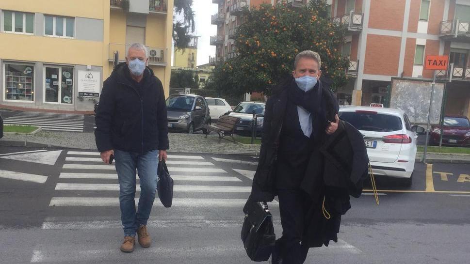 Benedetti, l’accusa: aver chiesto di far assumere due persone. Lui nega e non si dimette
