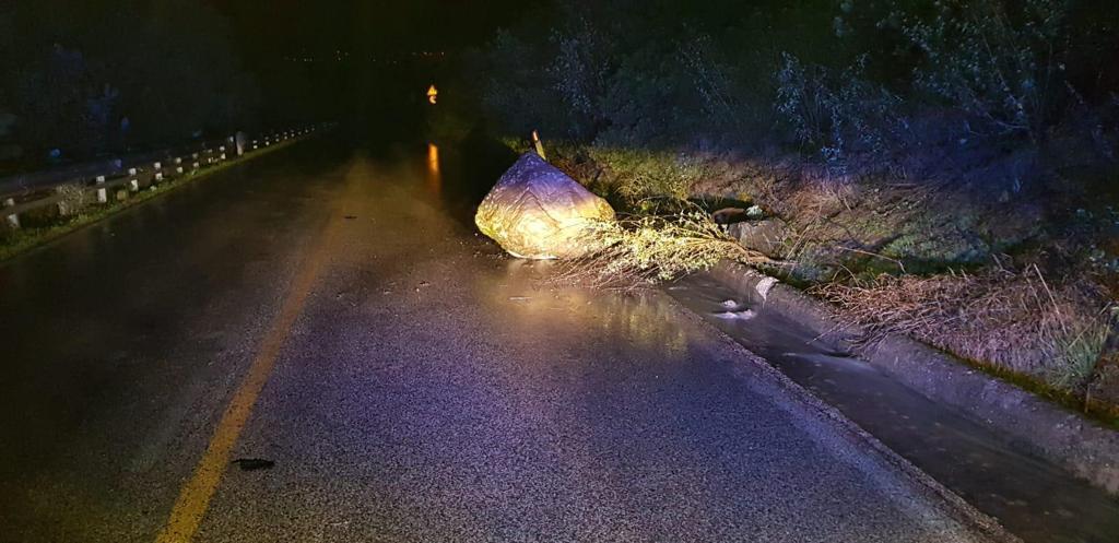 Mogoro, masso cade sulla provinciale: strada interrotta nella notte 