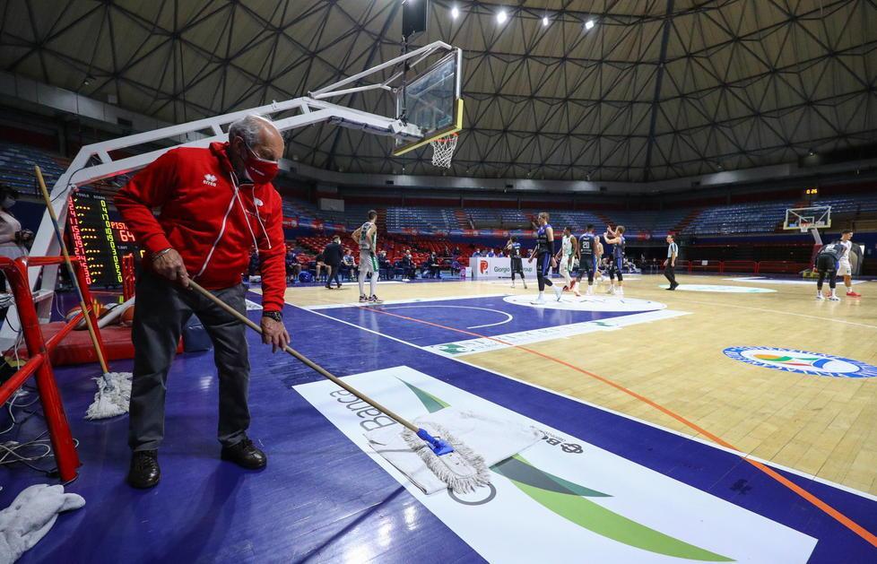 Si pulisce in uno dei punti del Palaterme dove sabato sera pioveva (Foto Nucci)