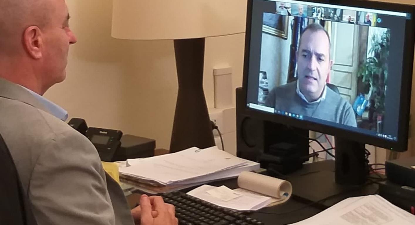 Il sindaco livornese Salvetti in videoconferenza con il sindaco napoletano De Magistris