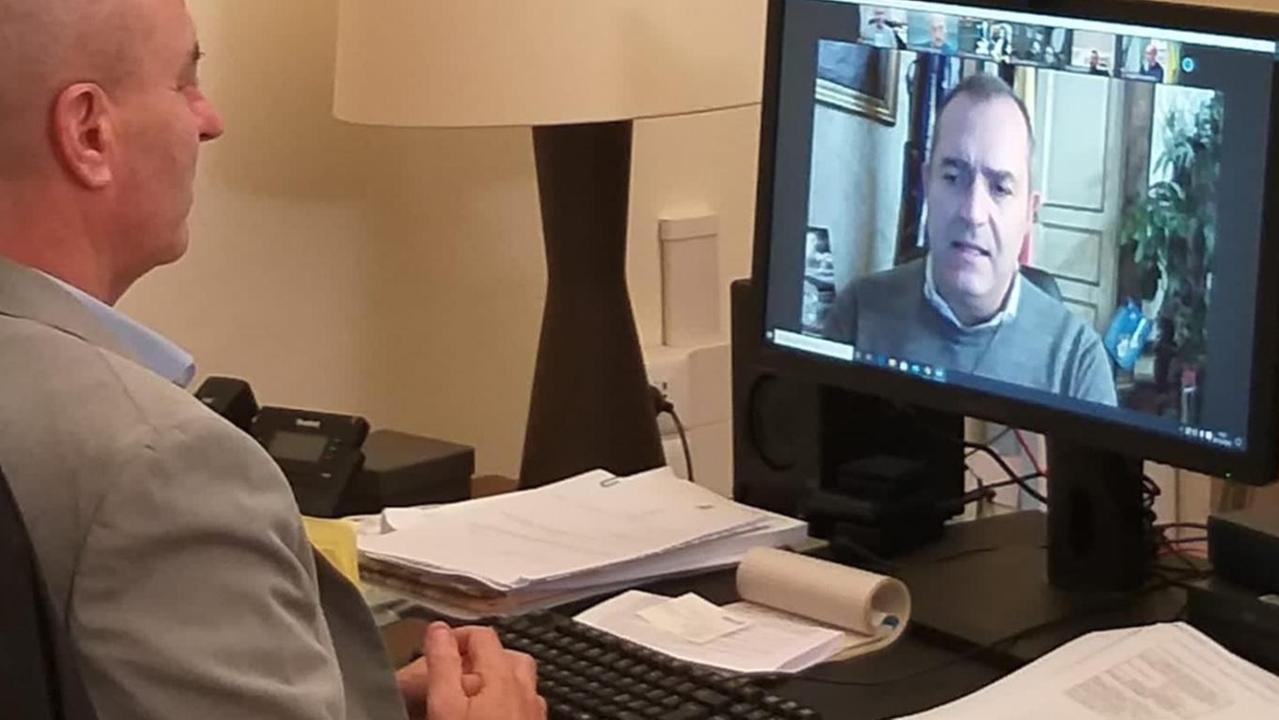 Il sindaco livornese Salvetti in videoconferenza con il sindaco napoletano De Magistris