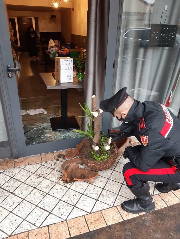 Sorpreso e arrestato dai carabinieri mentre ruba in un ristorante