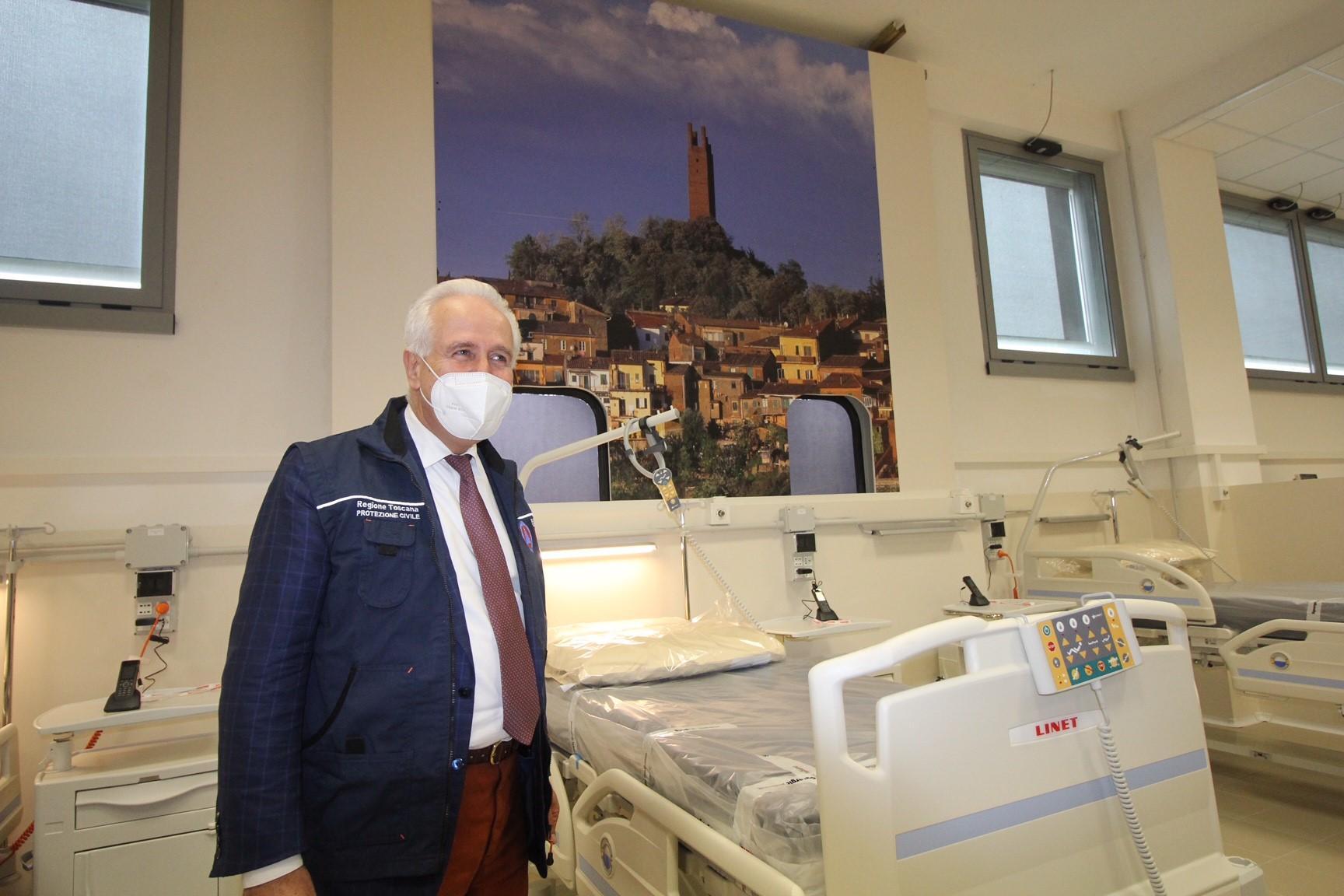 Il presidente Eugenio Giani all'interno del Centro Covid Pegaso (foto Batavia)