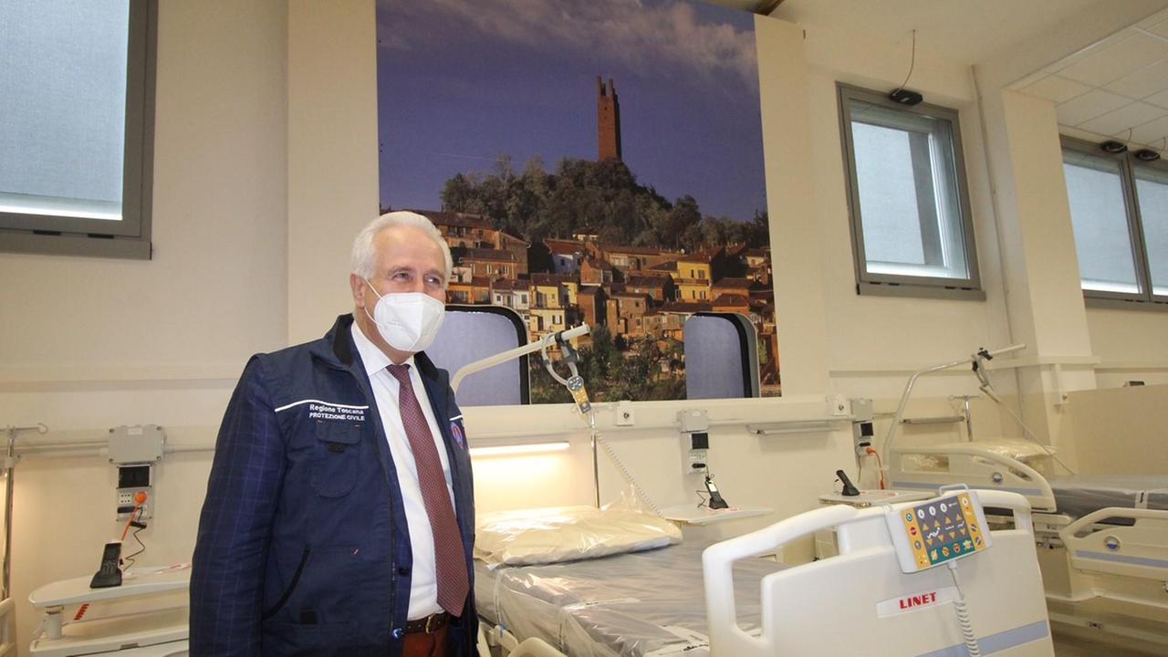 Il presidente Eugenio Giani all'interno del Centro Covid Pegaso (foto Batavia)