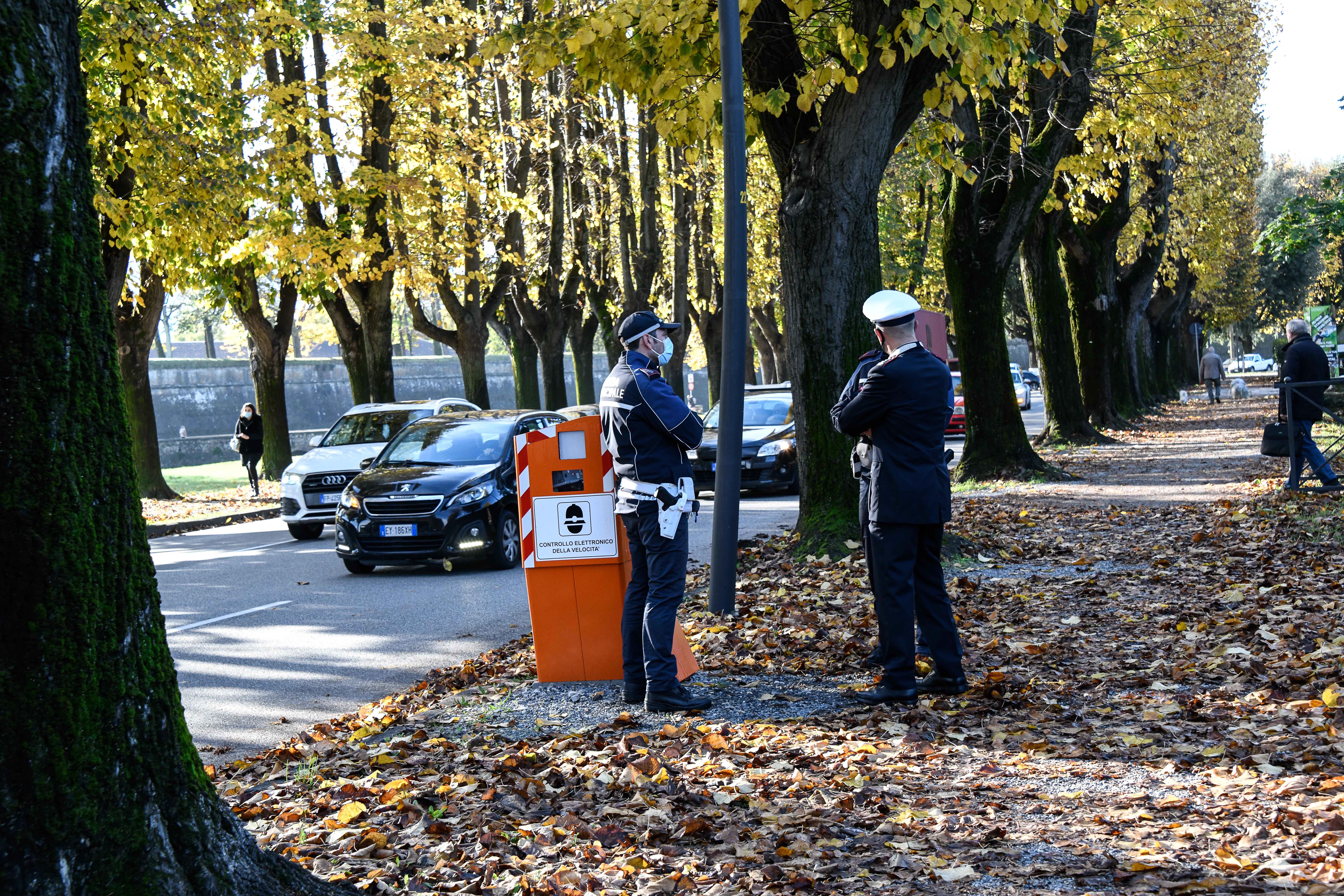 L’autovelox di viale Carlo Del Prete che, secondo il rapporto della polizia stradale, è da considerarsi pericoloso perché poco visibile e potenziale causa di frenate improvvise 
(Foto Fiorenzo Sernacchioli)