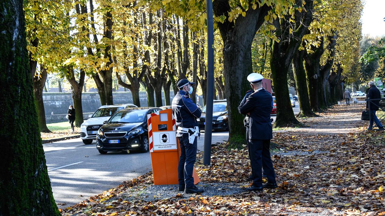 L’autovelox di viale Carlo Del Prete che, secondo il rapporto della polizia stradale, è da considerarsi pericoloso perché poco visibile e potenziale causa di frenate improvvise
(Foto Fiorenzo Sernacchioli)