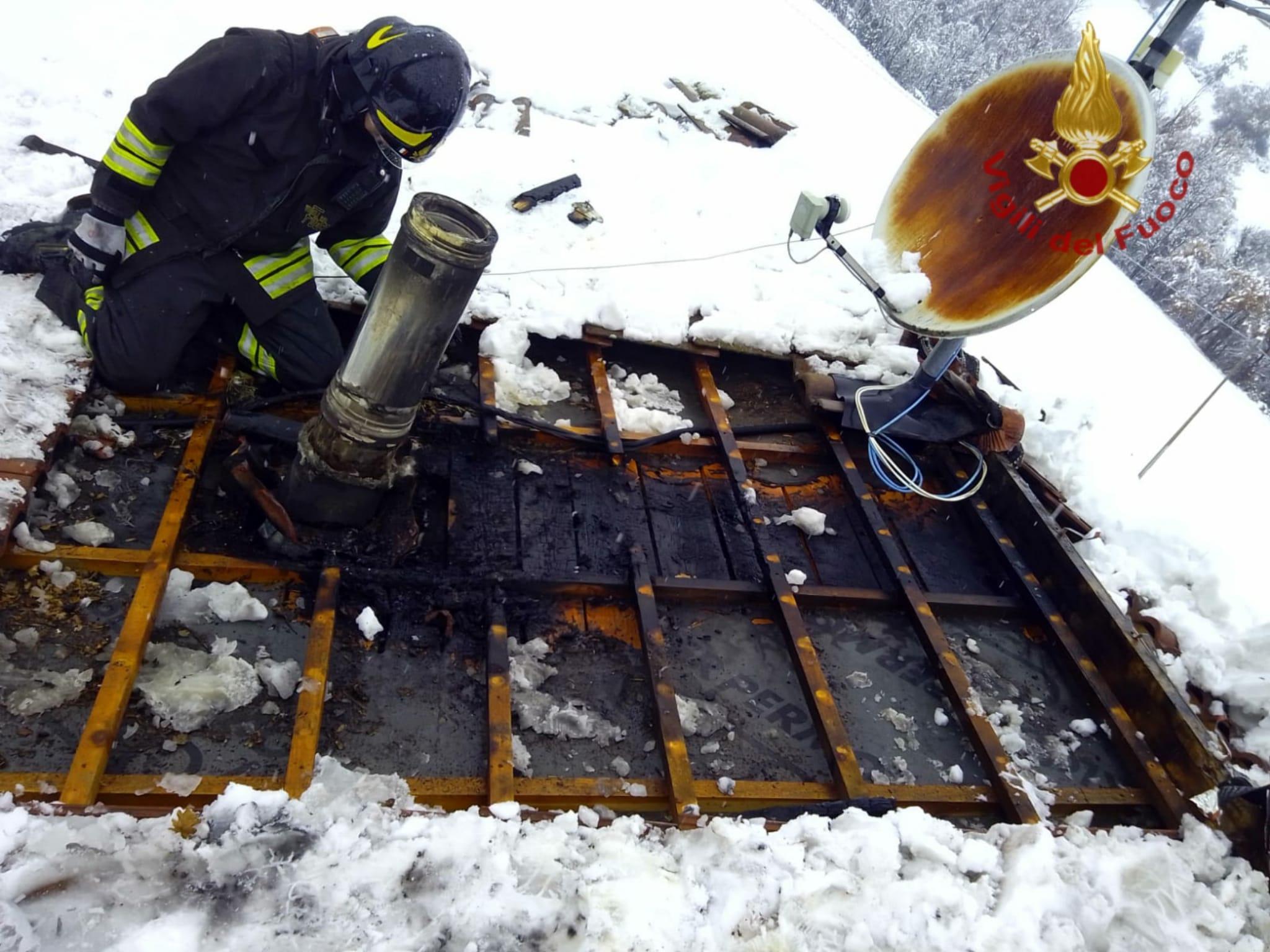 Brucia un tetto in legno a Braglie, intervengono i vigili del fuoco 