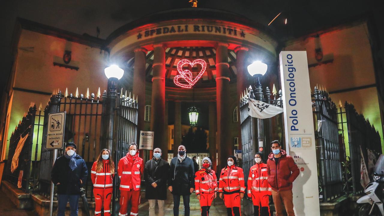 La cerimonia per il cuore rosso dell'ospedale (foto Marzi)