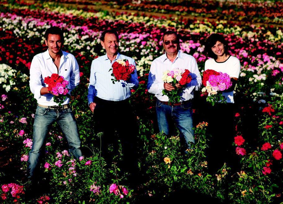 La famiglia Barni in mezzo alle rose di loro produzione