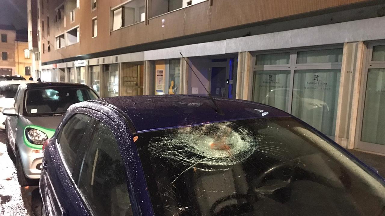 Un'auto danneggiata (Foto Franco Silvi)