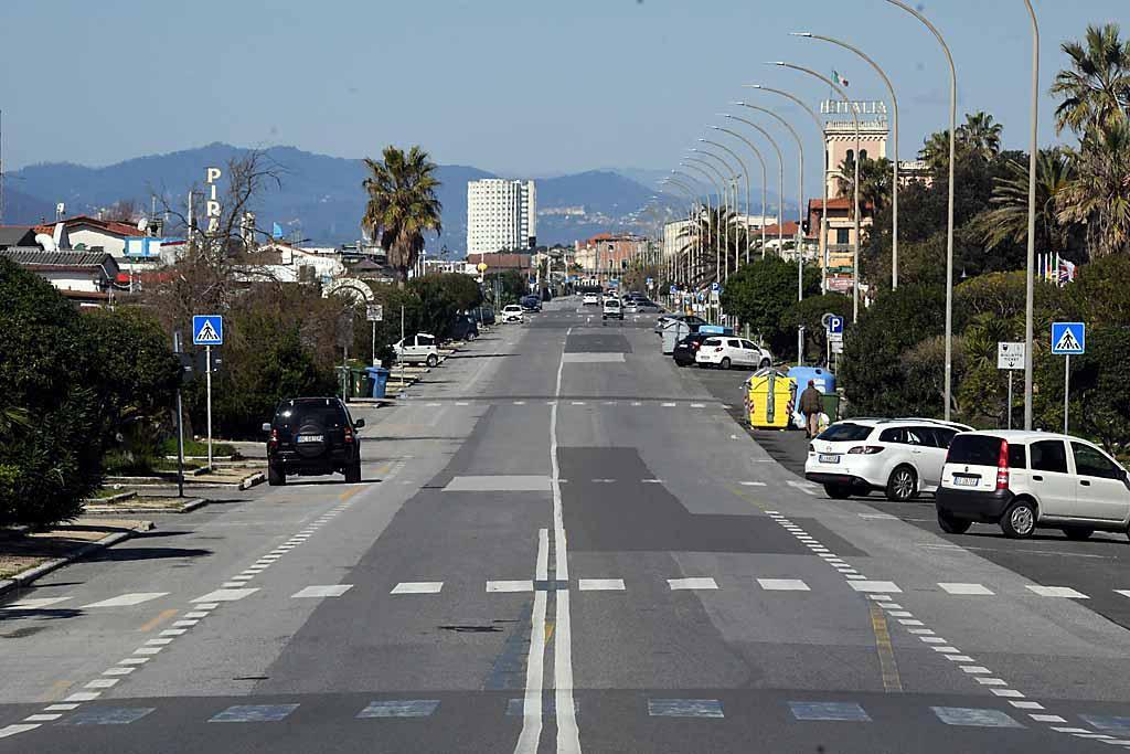 Niente capannelli in piazze e lungomare
