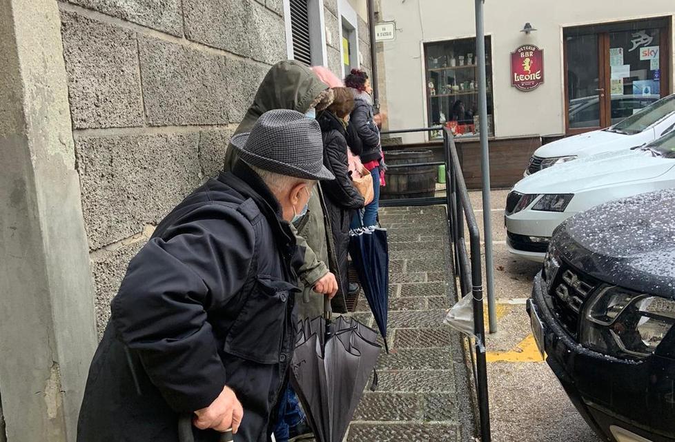 Aperture a singhiozzo Alle Poste lunghe attese e assembramenti 