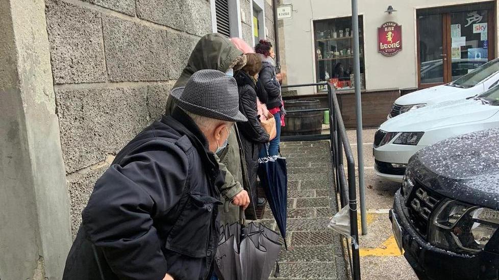 Aperture a singhiozzo Alle Poste lunghe attese e assembramenti
