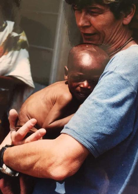 Il volontariato piange Paola Pellegrinetti, l’infermiera che aveva votato la vita all’Africa 