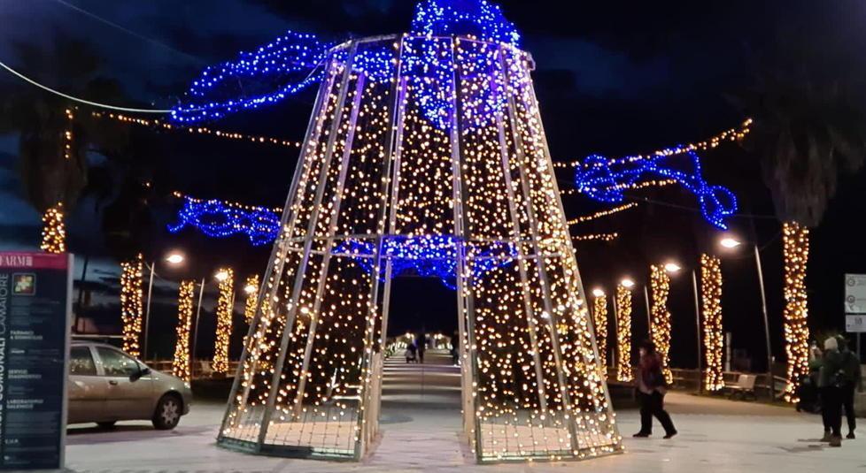 Si accende il Natale: nuova installazione al pontile di Lido