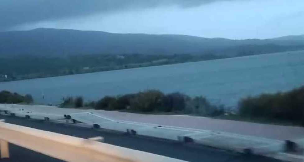 Sos via della Diga Il vento abbatte 50 metri di ringhiera 