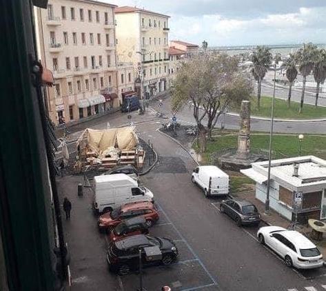 Vento e pioggia abbattono il gazebo esterno del bar Sirena 