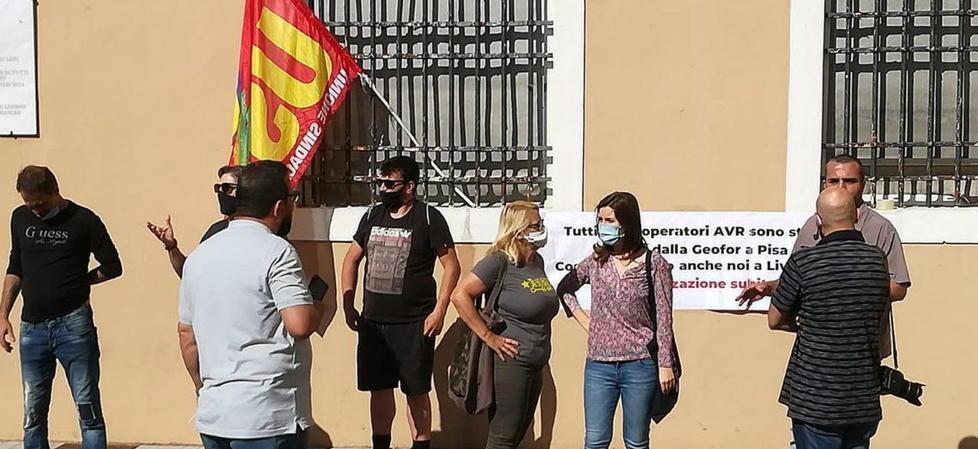 Licenziati da Avr in presidio davanti al Municipio «Lavoratori, non criminali» 