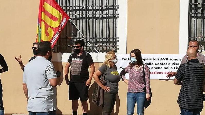 Licenziati da Avr in presidio davanti al Municipio «Lavoratori, non criminali»