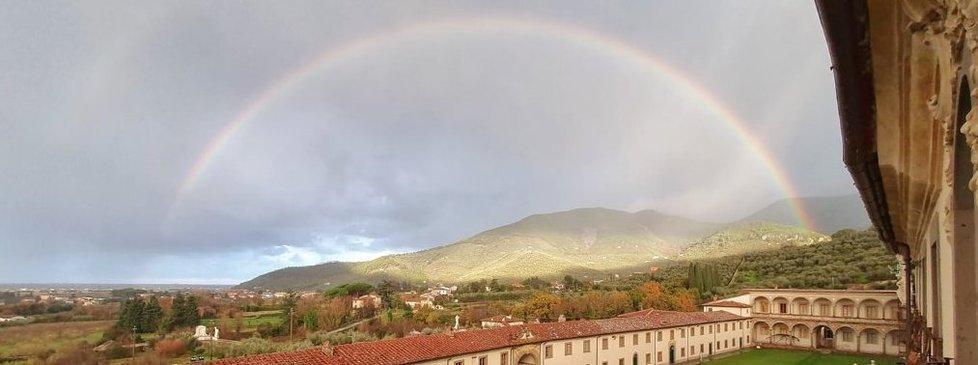 L’arcobaleno abbraccia la Certosa di Calci