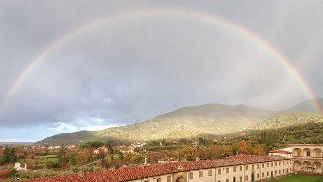 L’arcobaleno abbraccia la Certosa di Calci