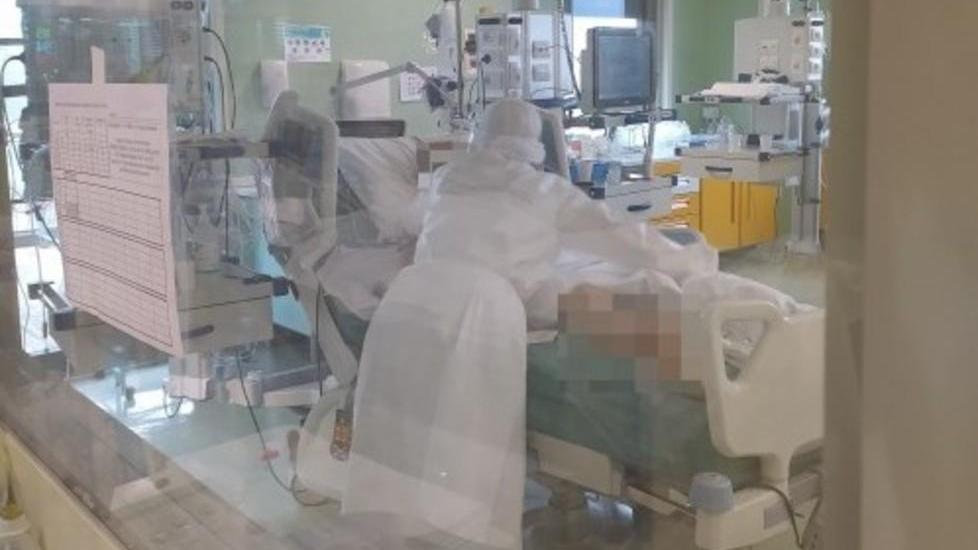«Tanti chiudono gli occhi e fingono che siano i loro figli ad abbracciarli»