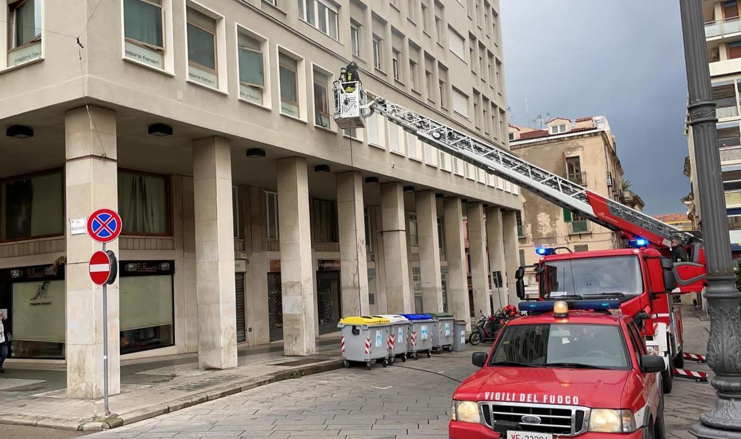 Paura per una tendina che va a fuoco 