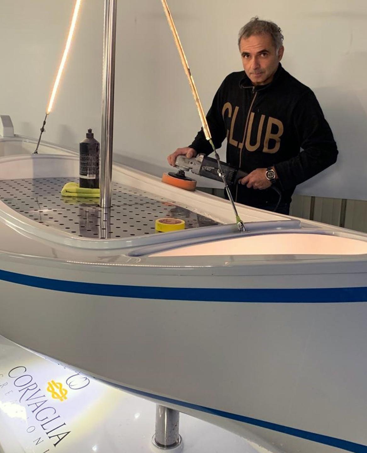 Arzachena, la barca-frigo si riduce e l’artigiano batte il Covid 