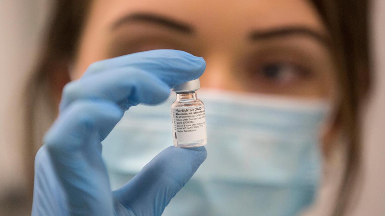 Vaccino anti-Covid, dimezzate le prime dosi per la Toscana. La Regione chiede un riconteggio