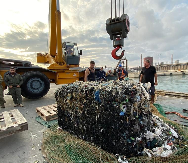 Ecoballe, operazione conclusa: «Nel Golfo non ce ne sono altre» 