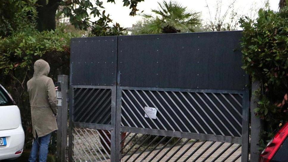 L’esterno della struttura “Numeri primi - mare” a Marina di Massa