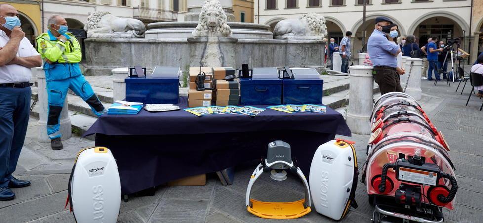 Alcuni operatori della Misericordia nel cuore di Empoli, piazza Farinata degli Uberti, nel corso di una recente consegna di materiali per la lotta al Covid