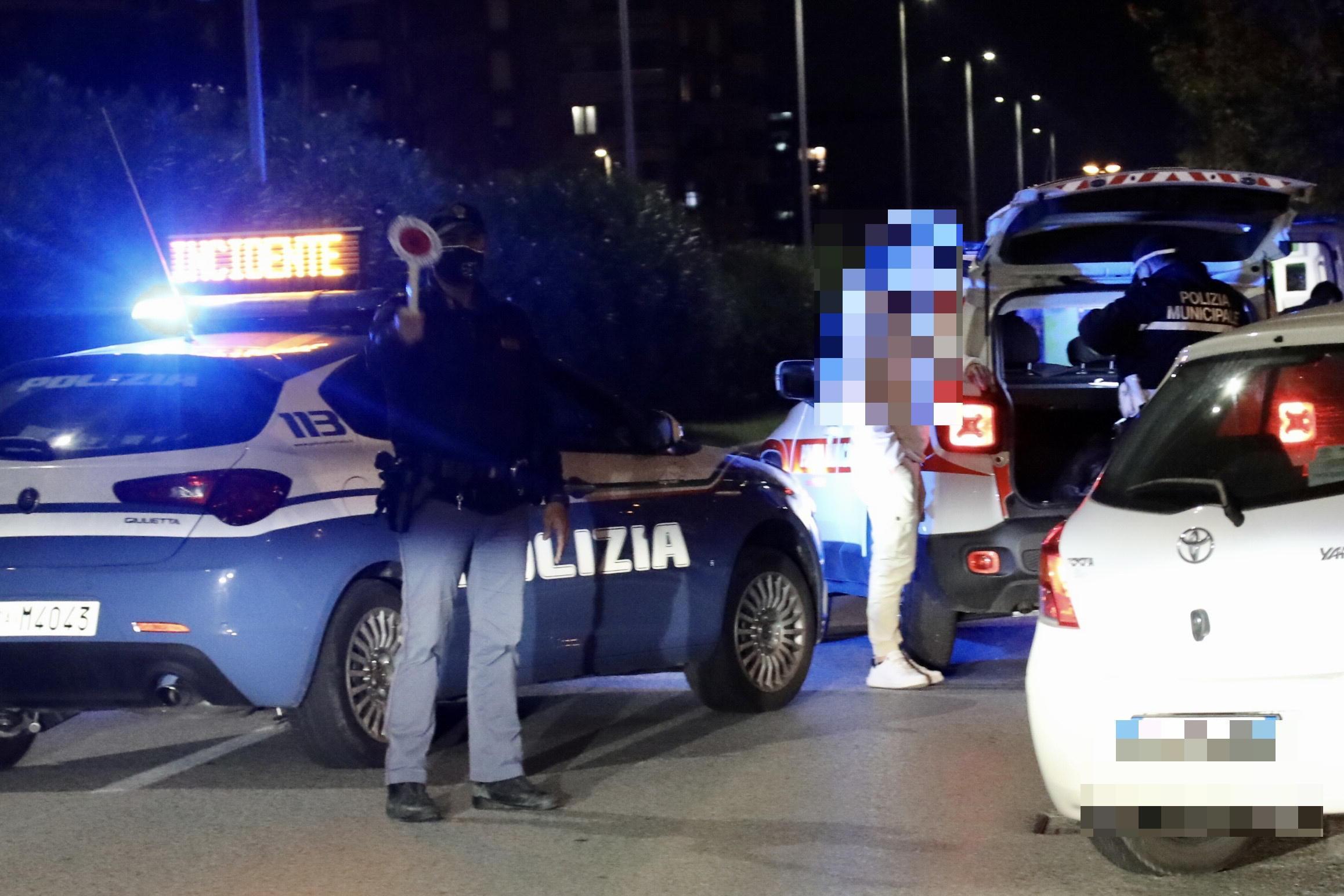 Polizia di Stato e municipale mentre intervengono dopo un incidente (foto Marzi)
