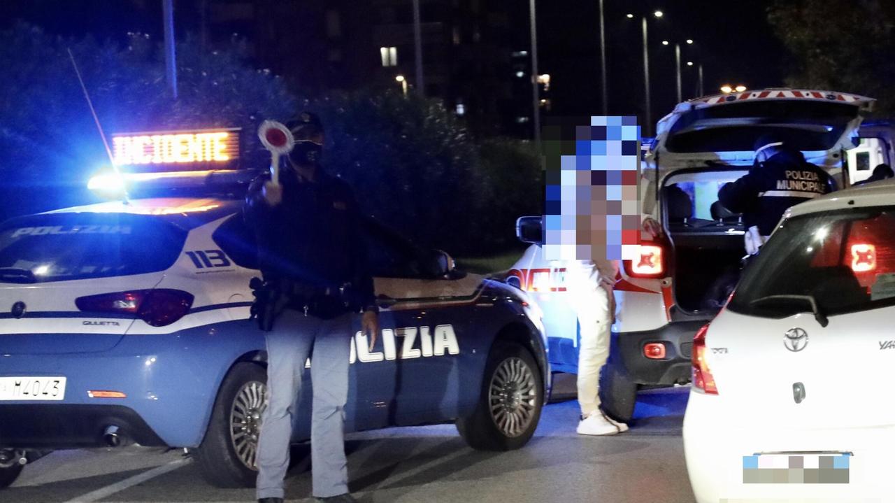 Polizia di Stato e municipale mentre intervengono dopo un incidente (foto Marzi)