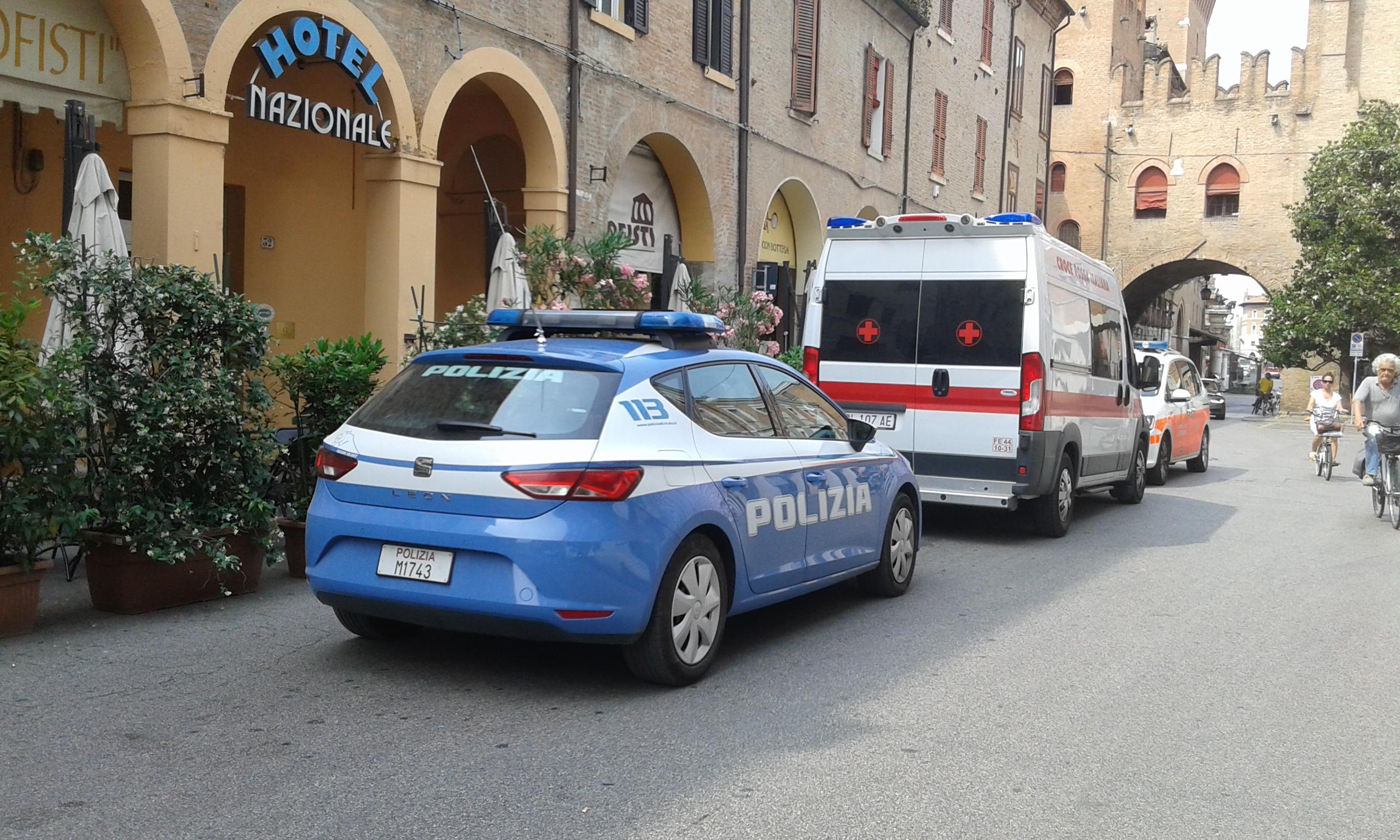 Un'auto della polizia in corso Porta Reno